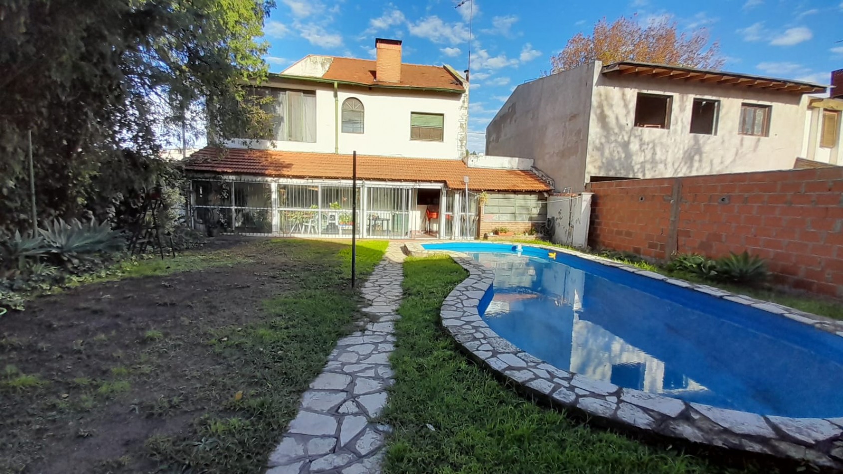 TERRENO DE 348M2 CON CHALET 6 AMB EN 2 PLANTAS. EXCELENTE UBICACION.
