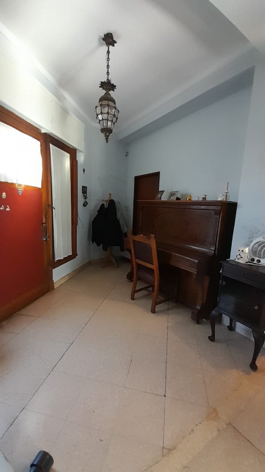 TERRENO DE 348M2 CON CHALET 6 AMB EN 2 PLANTAS. EXCELENTE UBICACION.
