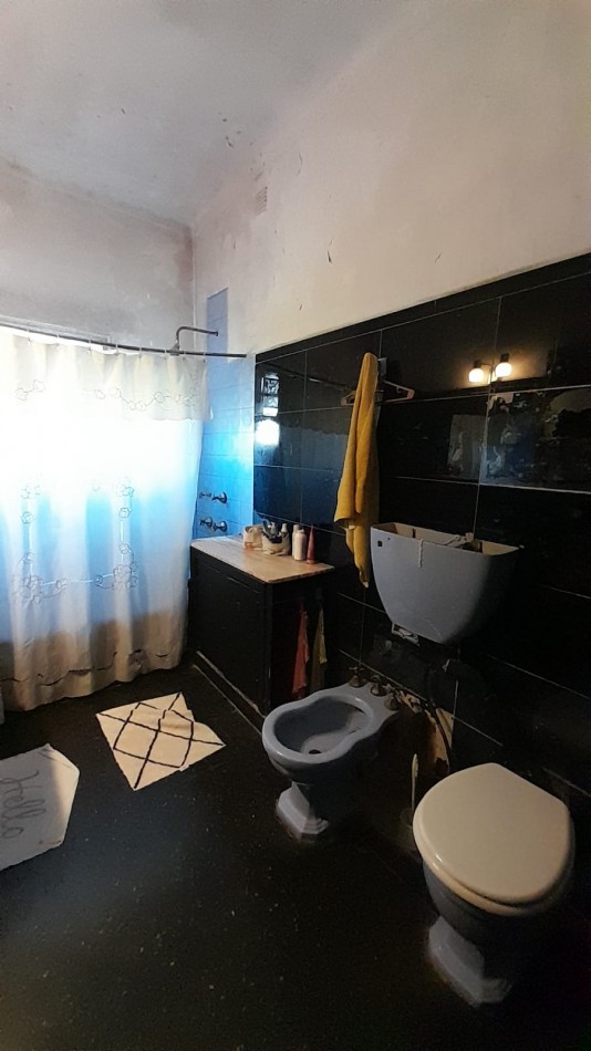 TERRENO DE 348M2 CON CHALET 6 AMB EN 2 PLANTAS. EXCELENTE UBICACION.