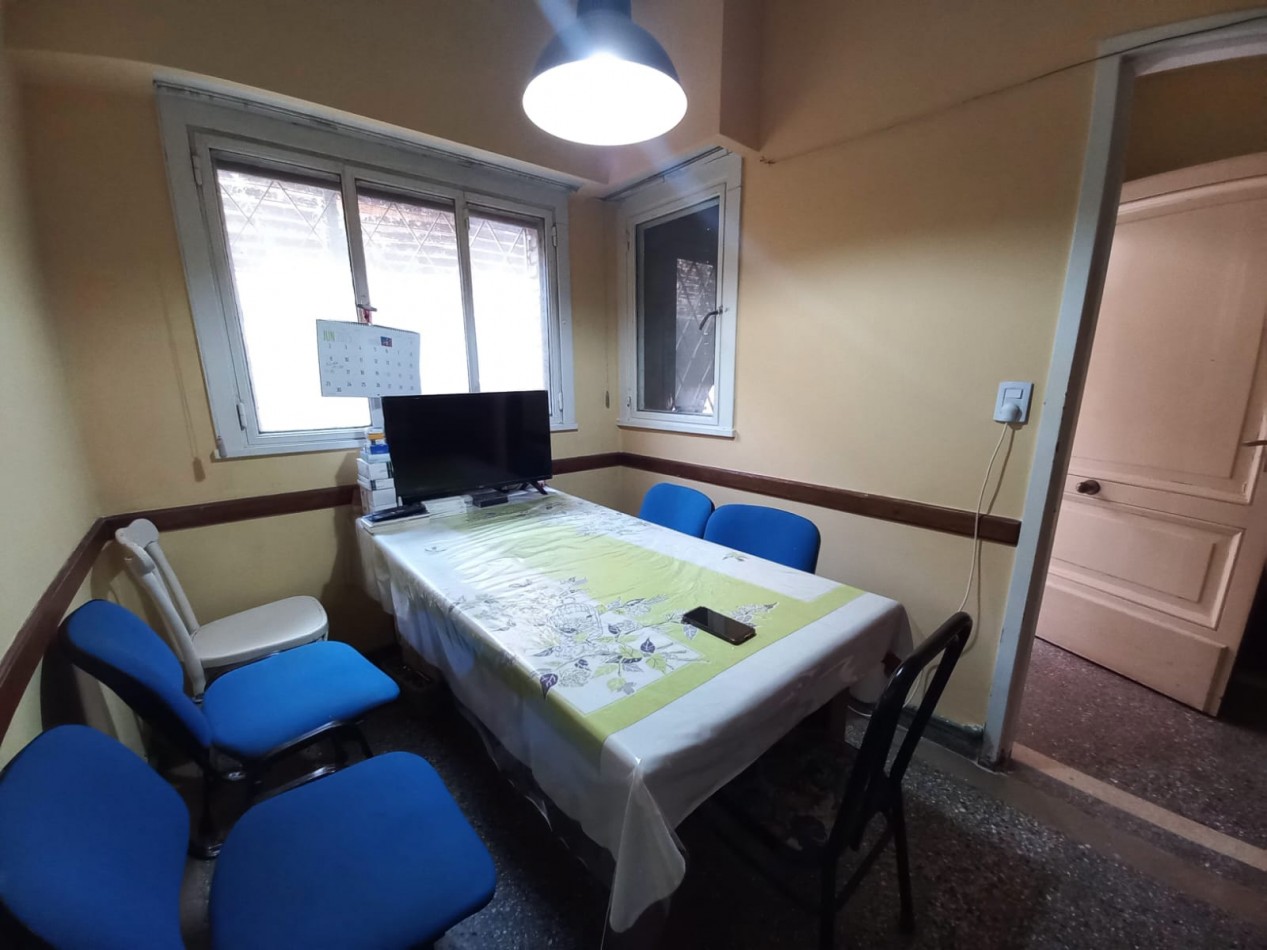 CASA 6 AMB + DEPEND S/GRAN LOTE EN ZONA RESIDENCIAL. INMEJORABLE UBICACION