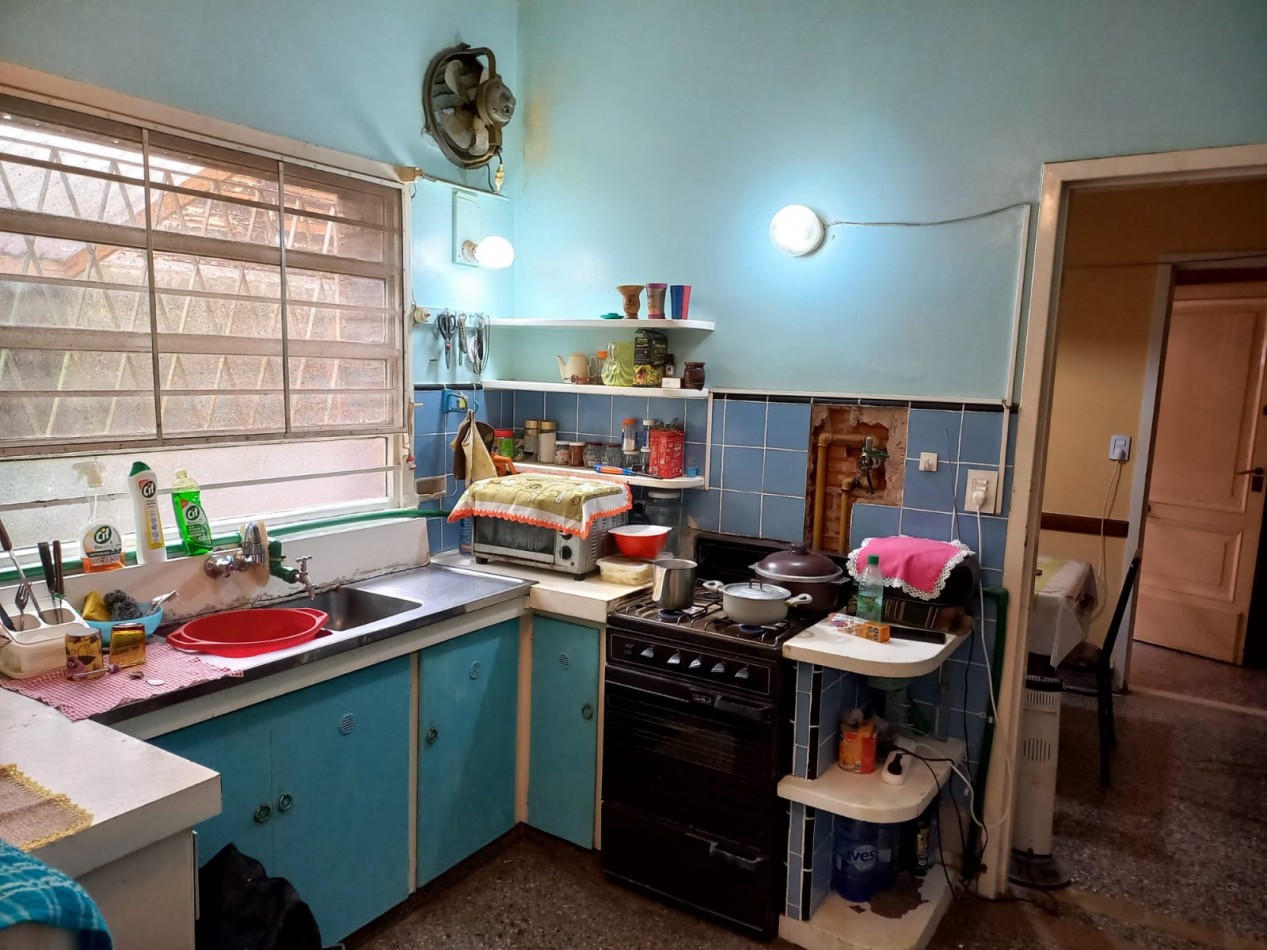 CASA 6 AMB + DEPEND S/GRAN LOTE EN ZONA RESIDENCIAL. INMEJORABLE UBICACION