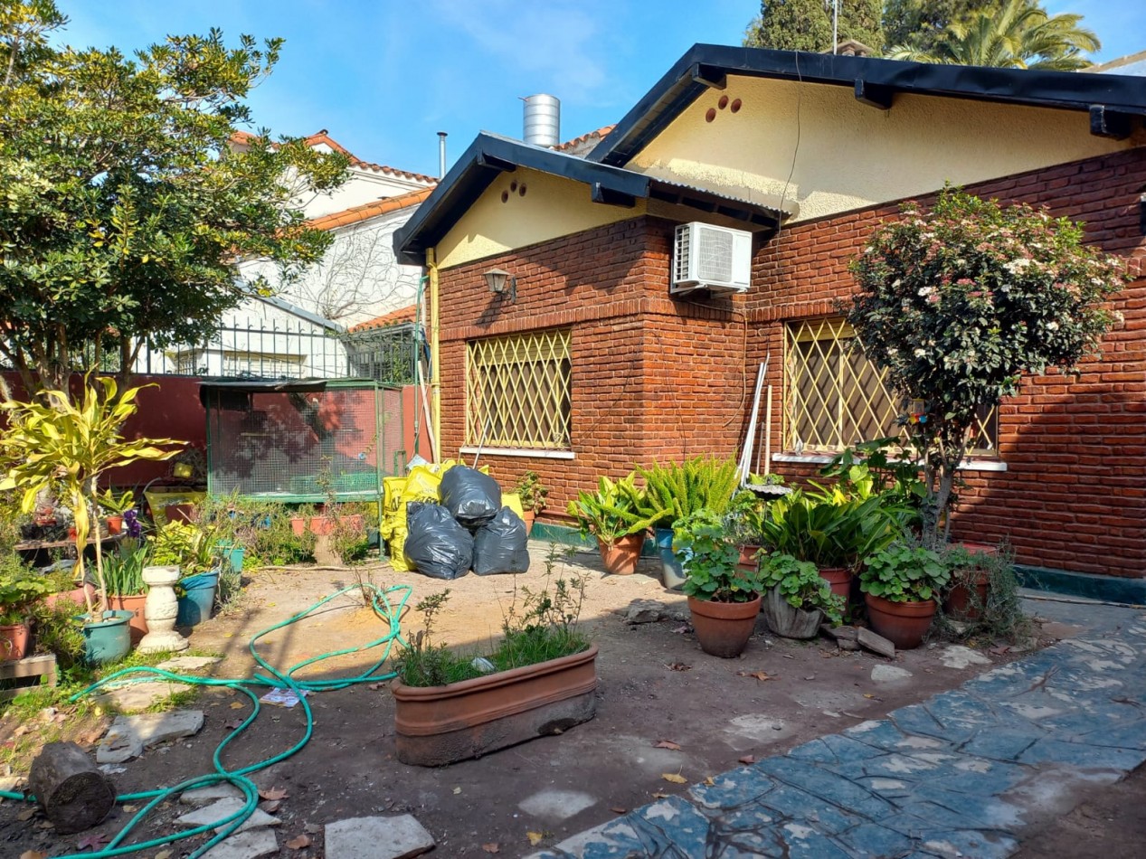 CASA 6 AMB + DEPEND S/GRAN LOTE EN ZONA RESIDENCIAL. INMEJORABLE UBICACION