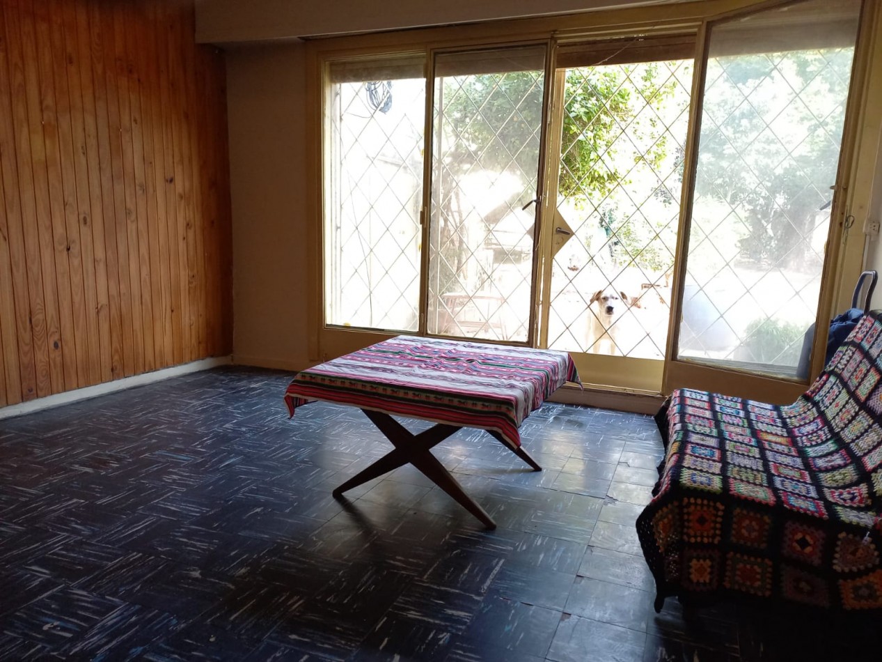 CASA 6 AMB + DEPEND S/GRAN LOTE EN ZONA RESIDENCIAL. INMEJORABLE UBICACION