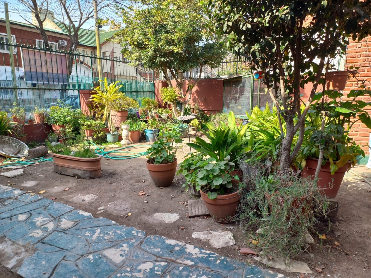 CASA 6 AMB + DEPEND S/GRAN LOTE EN ZONA RESIDENCIAL. INMEJORABLE UBICACION