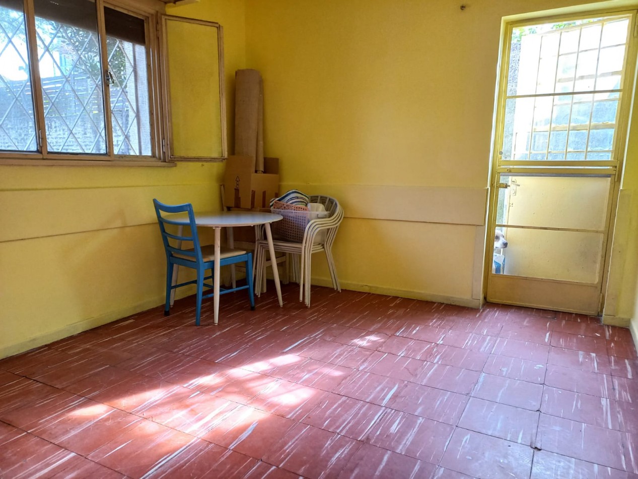 CASA 6 AMB + DEPEND S/GRAN LOTE EN ZONA RESIDENCIAL. INMEJORABLE UBICACION