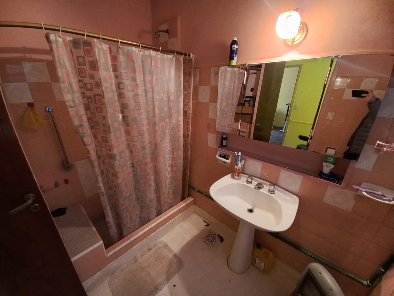 CASA 6 AMB + DEPEND S/GRAN LOTE EN ZONA RESIDENCIAL. INMEJORABLE UBICACION
