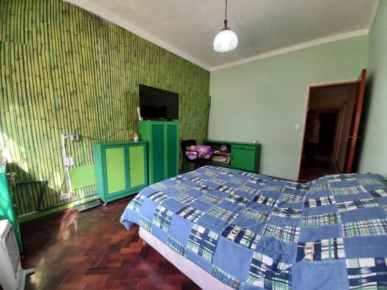 CASA 6 AMB + DEPEND S/GRAN LOTE EN ZONA RESIDENCIAL. INMEJORABLE UBICACION