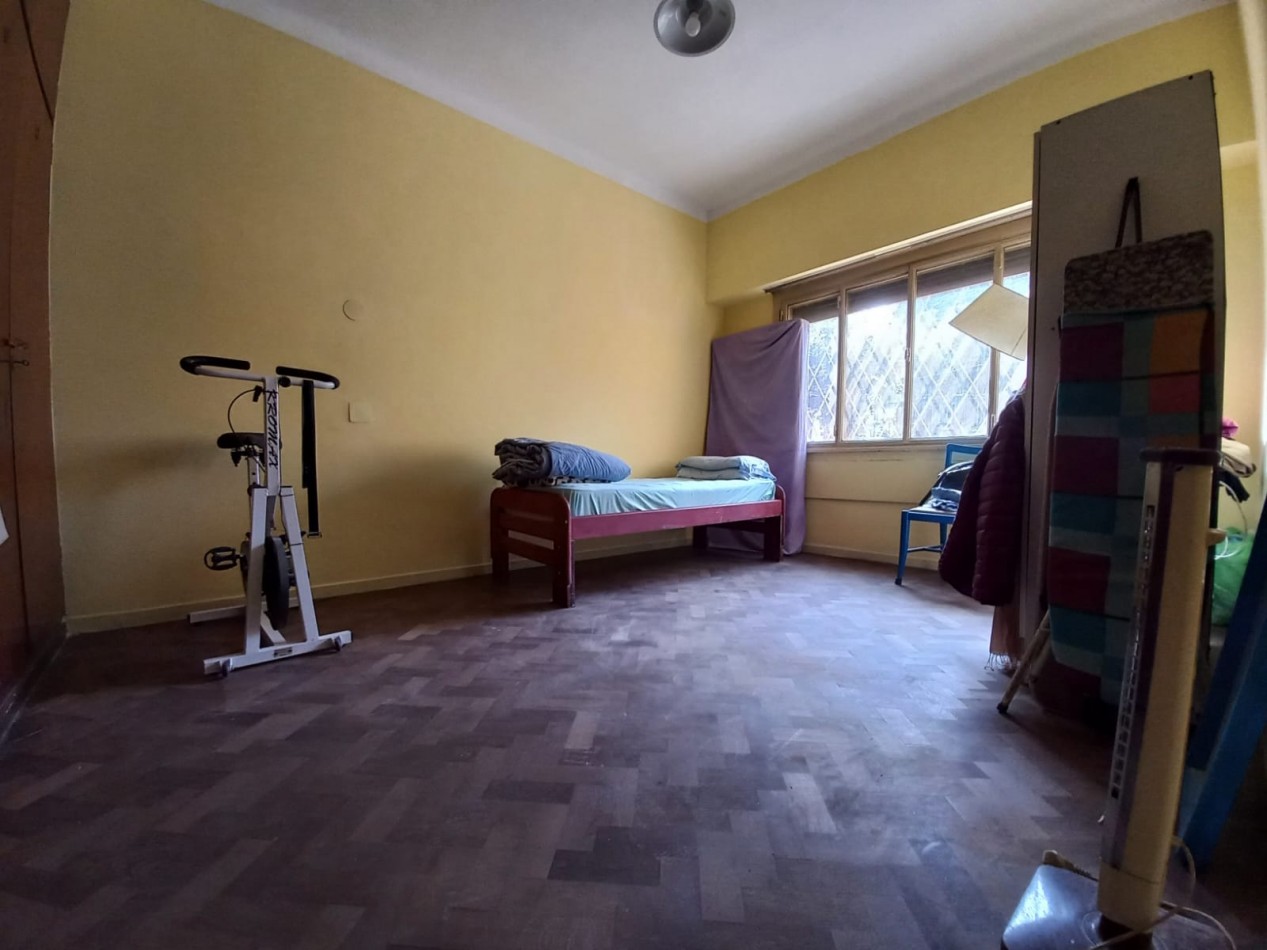 CASA 6 AMB + DEPEND S/GRAN LOTE EN ZONA RESIDENCIAL. INMEJORABLE UBICACION