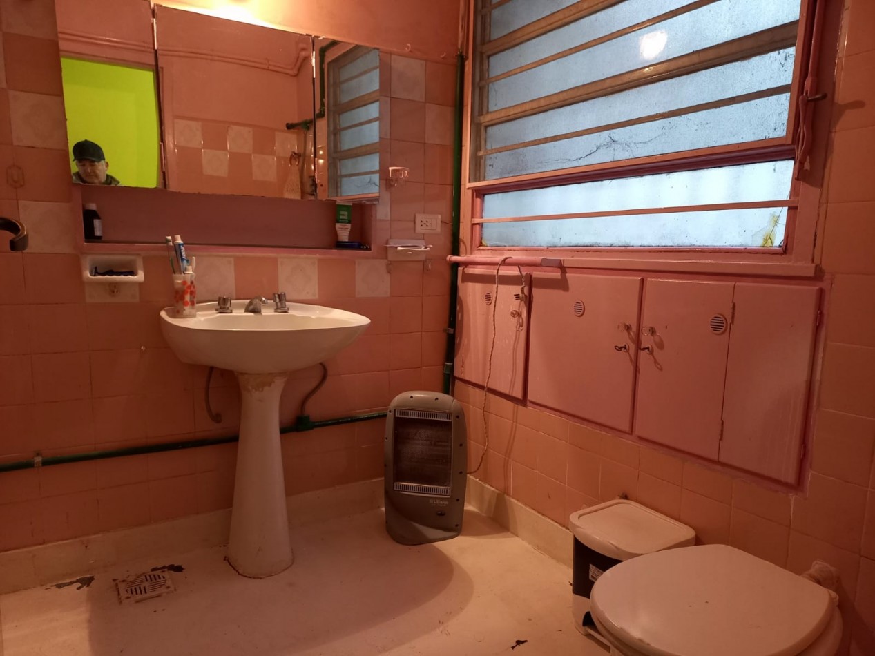 CASA 6 AMB + DEPEND S/GRAN LOTE EN ZONA RESIDENCIAL. INMEJORABLE UBICACION