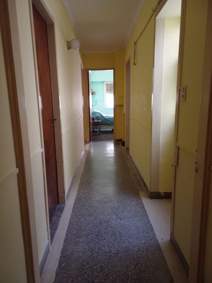 CASA 6 AMB + DEPEND S/GRAN LOTE EN ZONA RESIDENCIAL. INMEJORABLE UBICACION