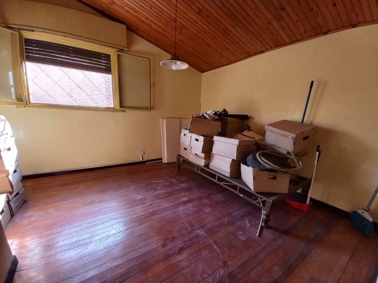 CASA 6 AMB + DEPEND S/GRAN LOTE EN ZONA RESIDENCIAL. INMEJORABLE UBICACION