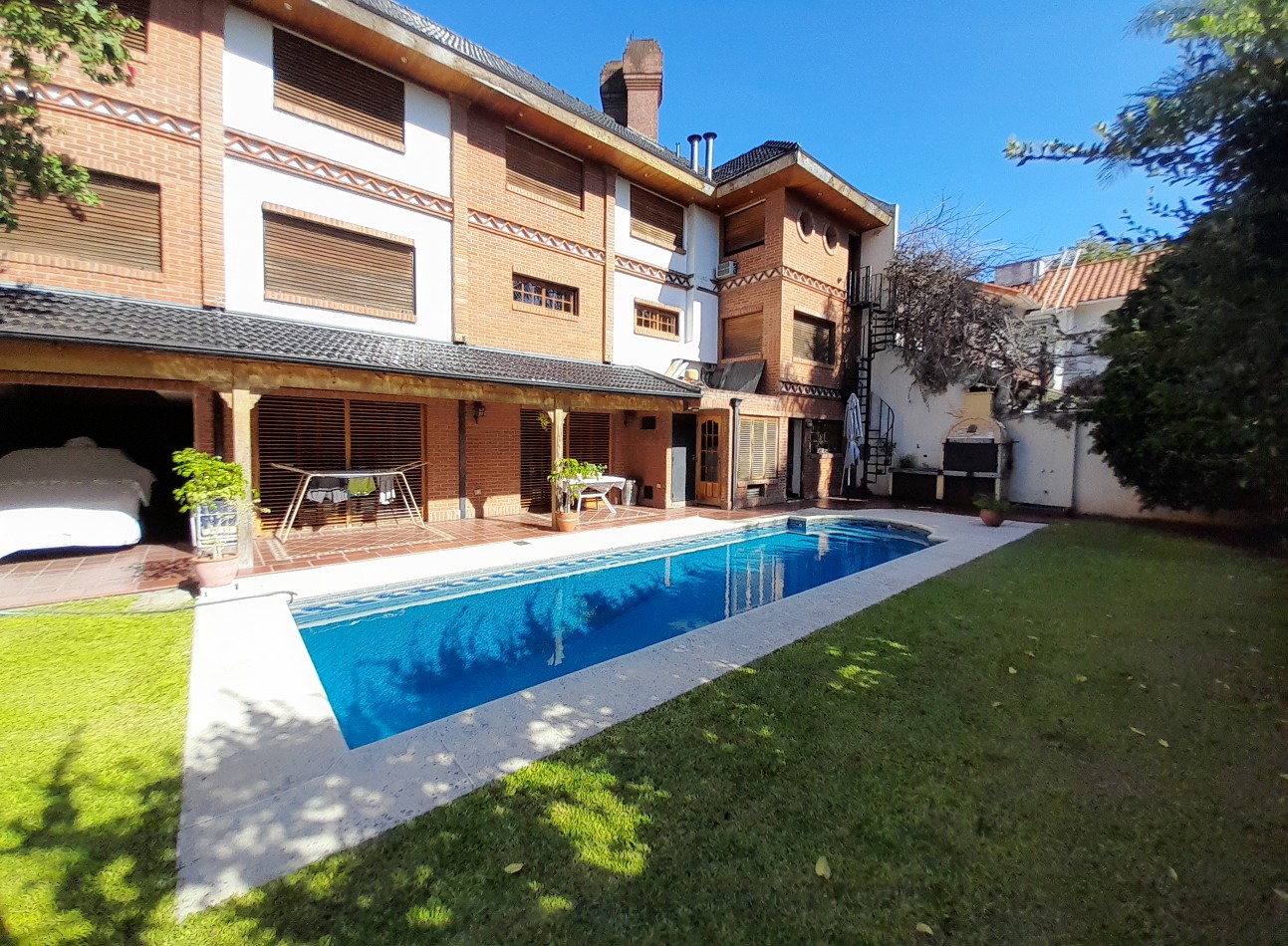 Chalet 7 amb con jardin, piscina y cochera pasante. Zona residencial.
