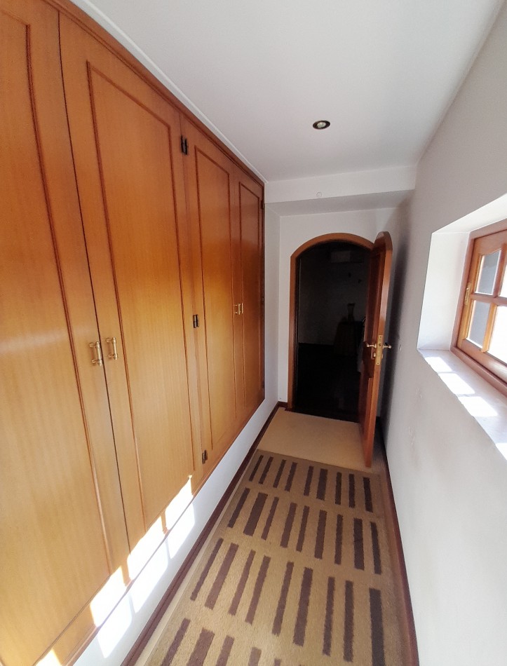 Chalet 7 amb con jardin, piscina y cochera pasante. Zona residencial.