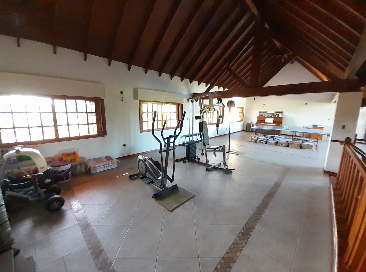 Chalet 7 amb con jardin, piscina y cochera pasante. Zona residencial.