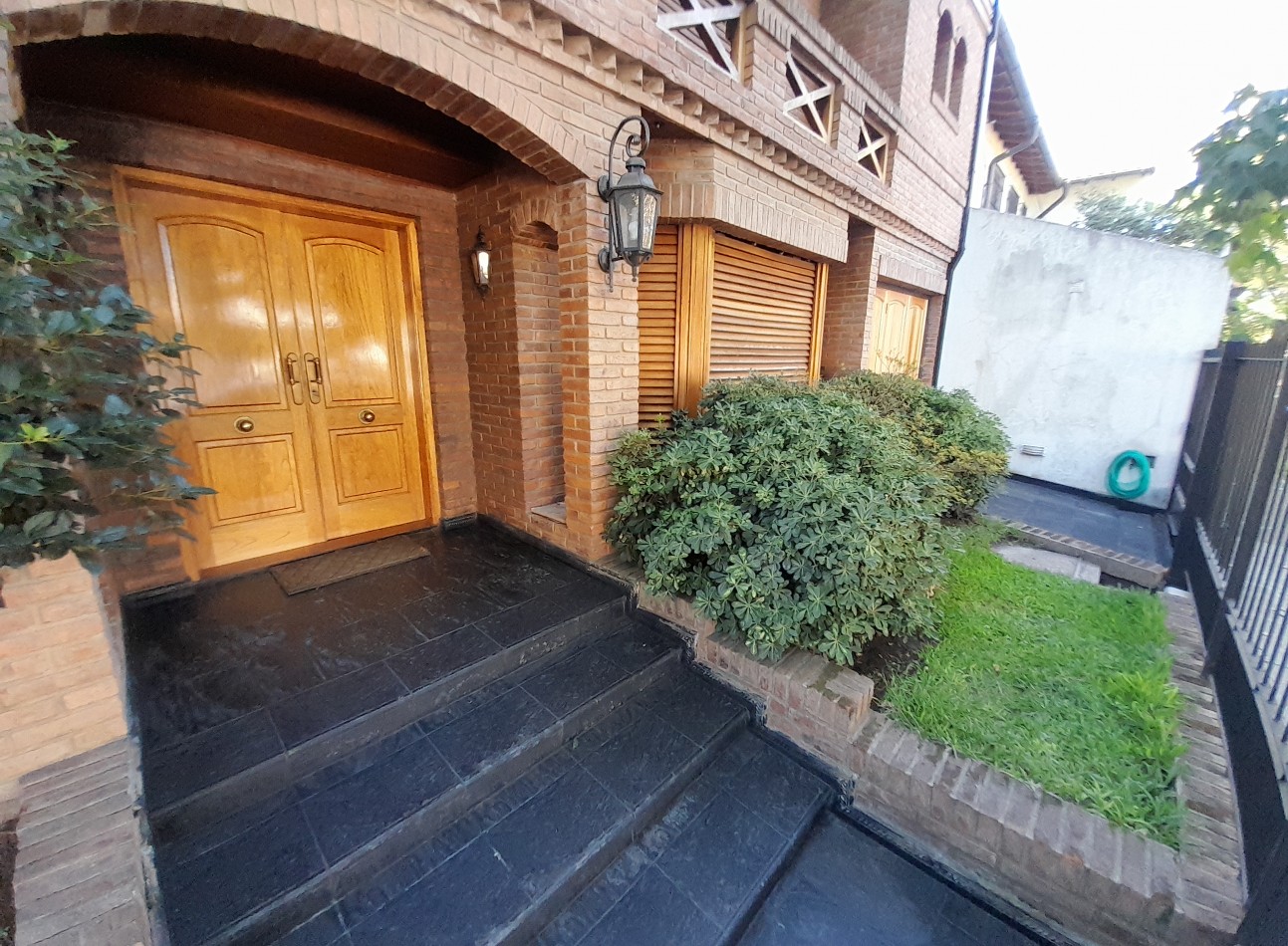Chalet 7 amb con jardin, piscina y cochera pasante. Zona residencial.