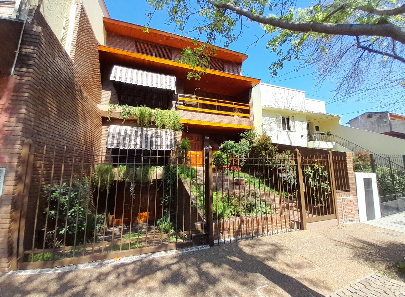 Chalet 7 amb en 3 plantas s/lote de 258m2. Impecable estado.