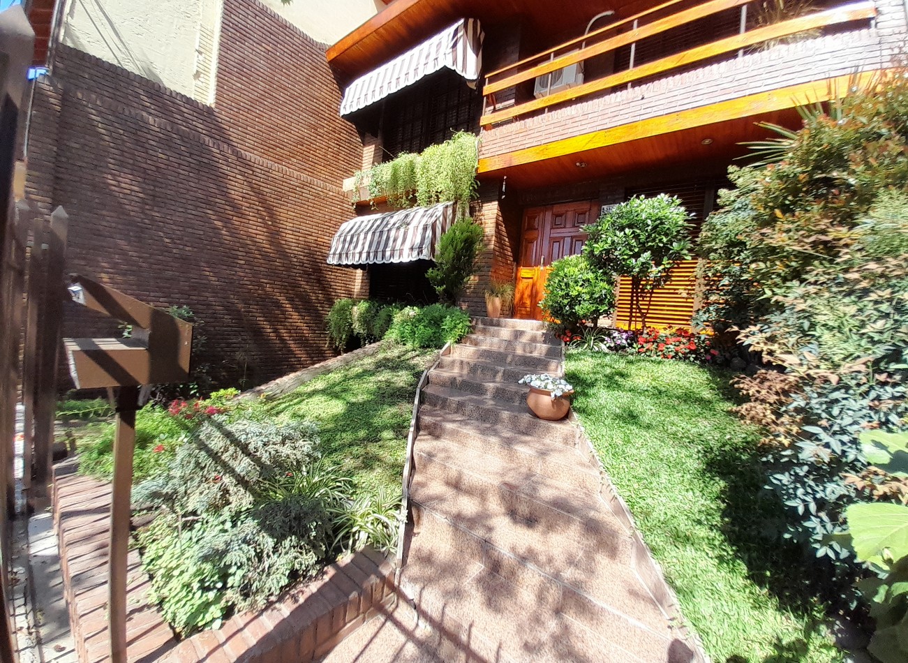 Chalet 7 amb en 3 plantas s/lote de 258m2. Impecable estado.