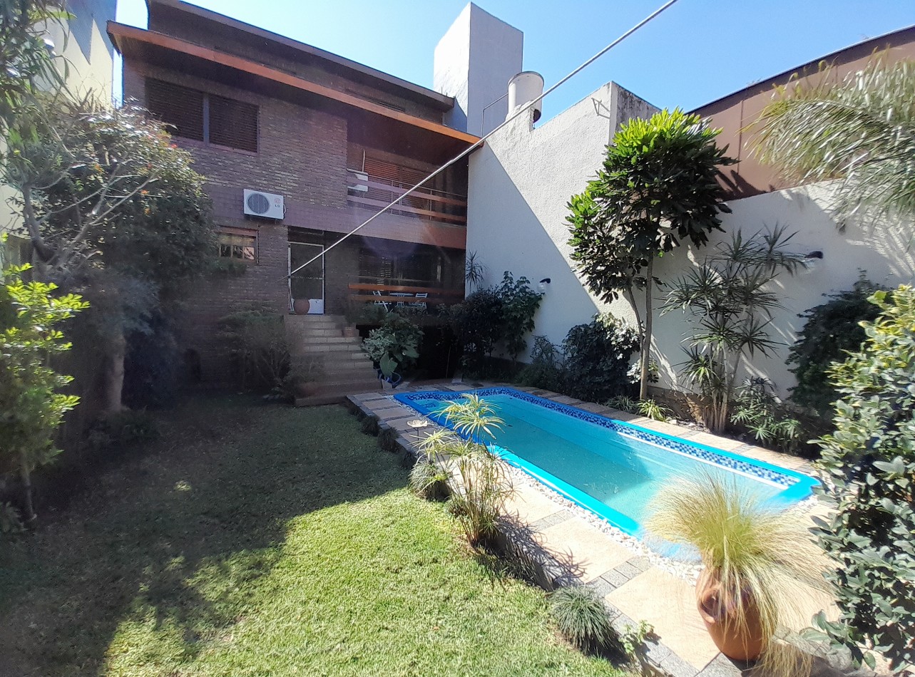 Chalet 7 amb en 3 plantas s/lote de 258m2. Impecable estado.