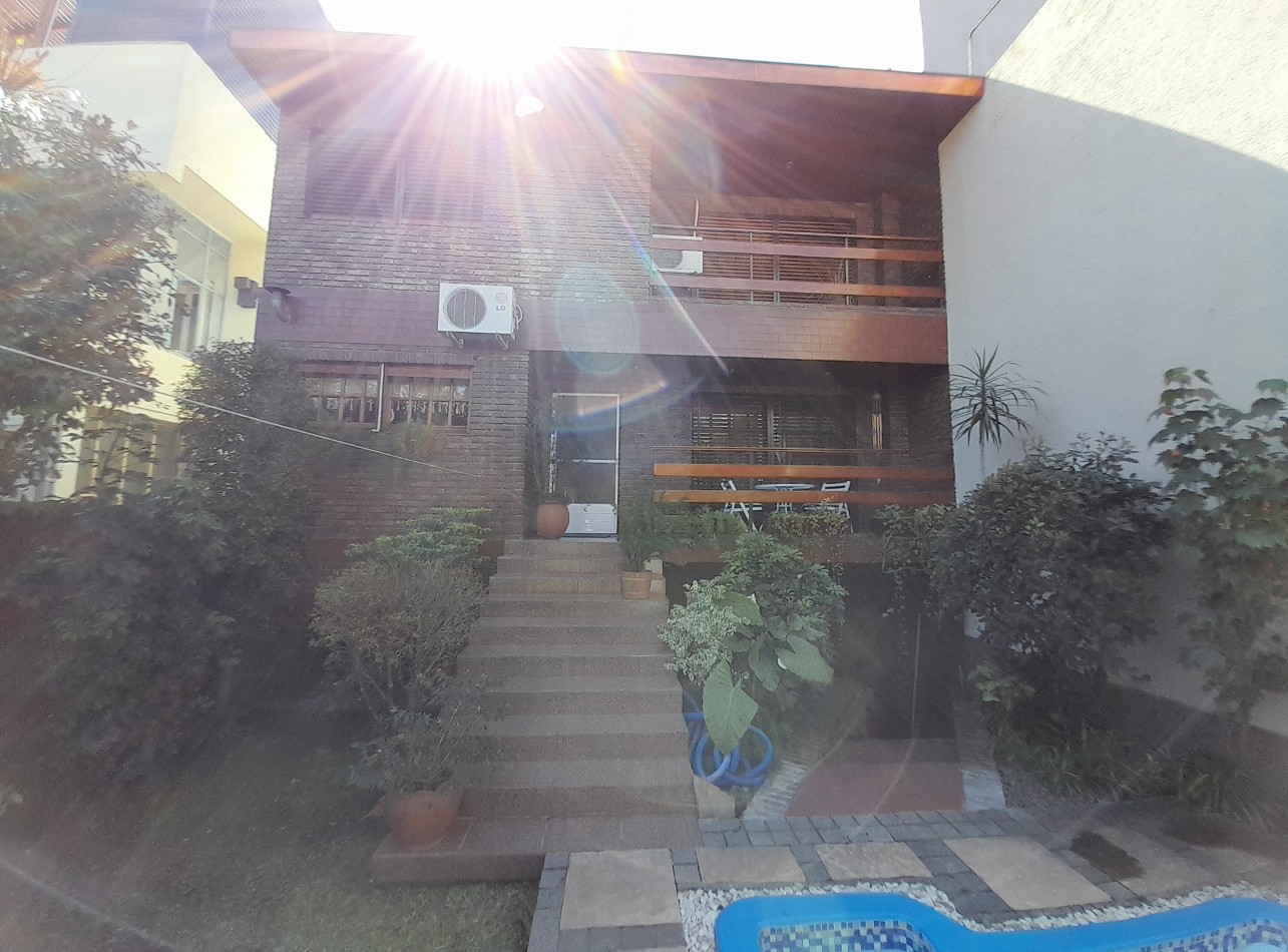 Chalet 7 amb en 3 plantas s/lote de 258m2. Impecable estado.