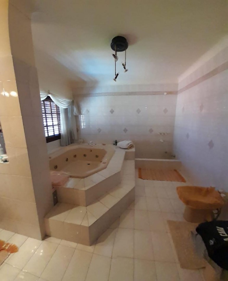 Chalet 7 amb en 3 plantas s/lote de 258m2. Impecable estado.