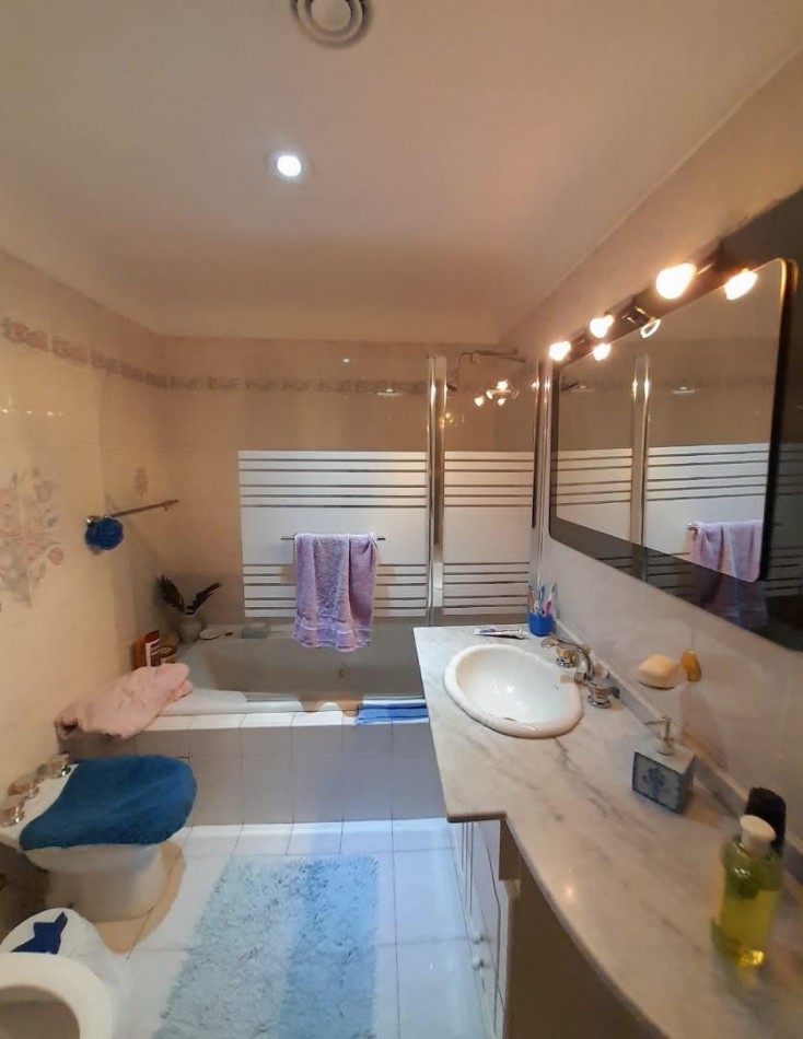 Chalet 7 amb en 3 plantas s/lote de 258m2. Impecable estado.