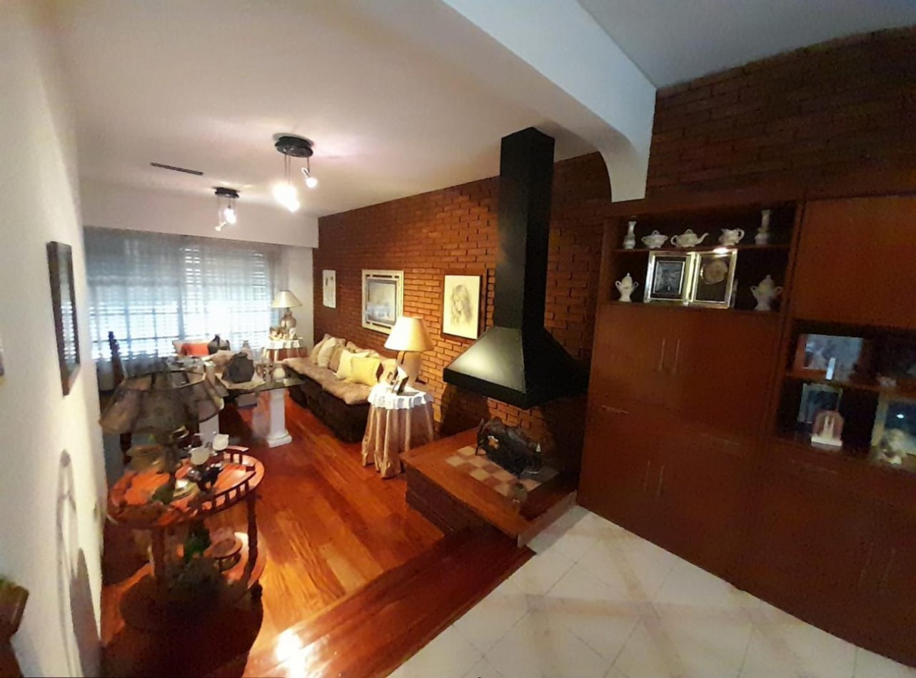 Chalet 7 amb en 3 plantas s/lote de 258m2. Impecable estado.