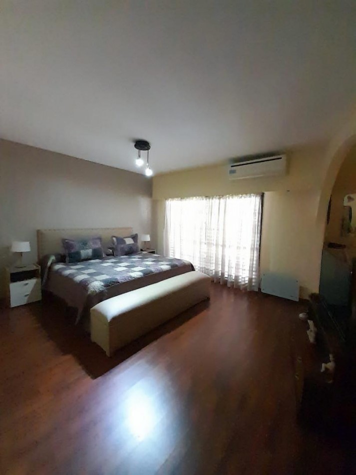 Chalet 7 amb en 3 plantas s/lote de 258m2. Impecable estado.
