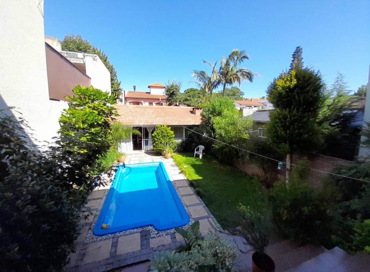 Chalet 7 amb en 3 plantas s/lote de 258m2. Impecable estado.