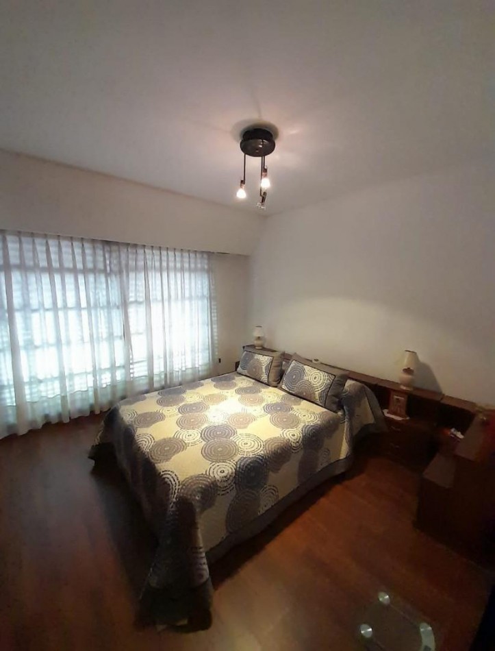 Chalet 7 amb en 3 plantas s/lote de 258m2. Impecable estado.