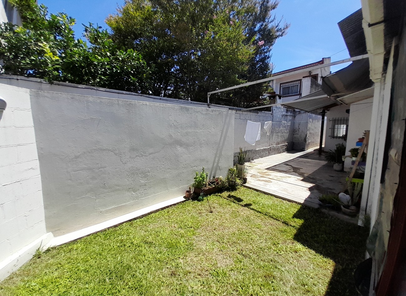 VENTA EN BLOCK. 4 UNIDADES DE 1, 2 Y 3 AMB. COCHERA, PATIO/JARDIN Y TERRAZA.