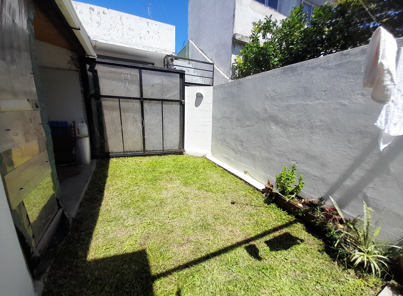 VENTA EN BLOCK. 4 UNIDADES DE 1, 2 Y 3 AMB. COCHERA, PATIO/JARDIN Y TERRAZA.