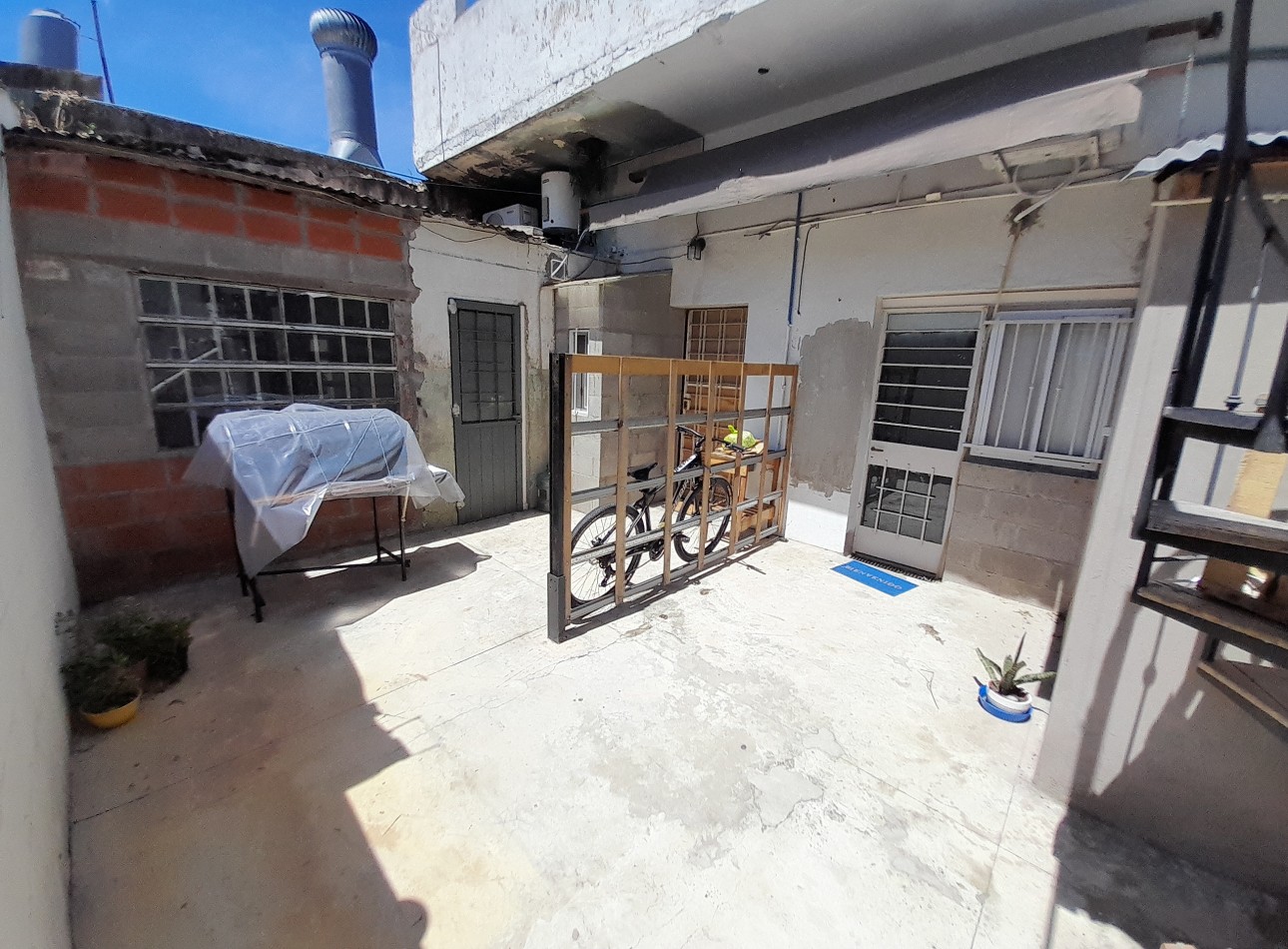 VENTA EN BLOCK. 4 UNIDADES DE 1, 2 Y 3 AMB. COCHERA, PATIO/JARDIN Y TERRAZA.