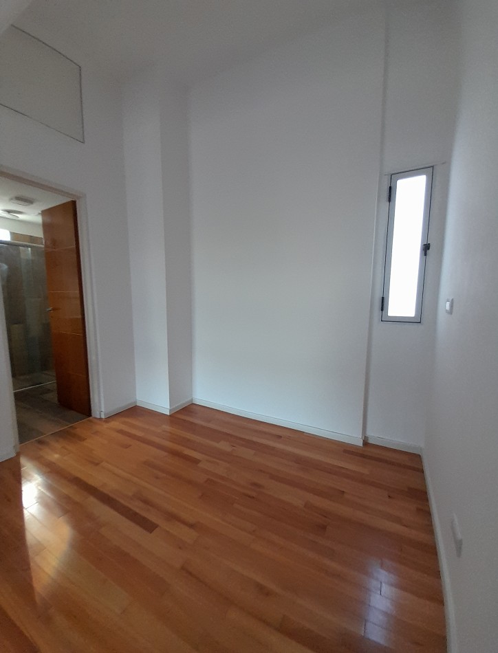 Espectacular departamento de 2 amb al frente en duplex c/2 balcones y cochera.