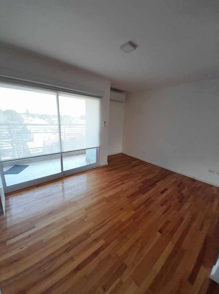 Espectacular departamento de 2 amb al frente en duplex c/2 balcones y cochera.