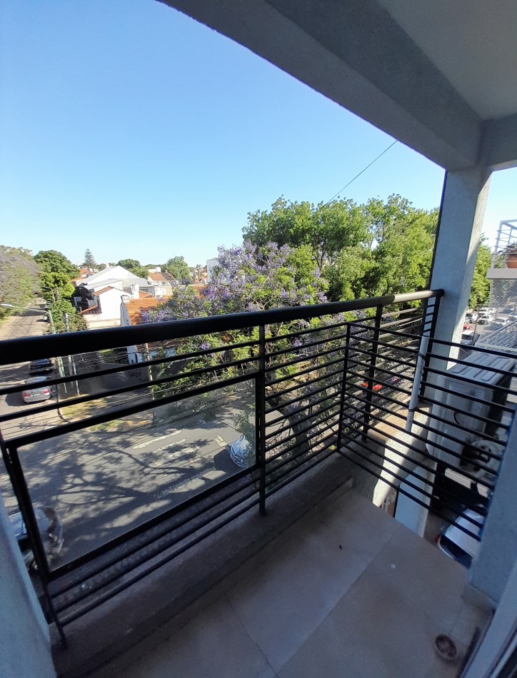 Espectacular departamento de 2 amb al frente en duplex c/2 balcones y cochera.