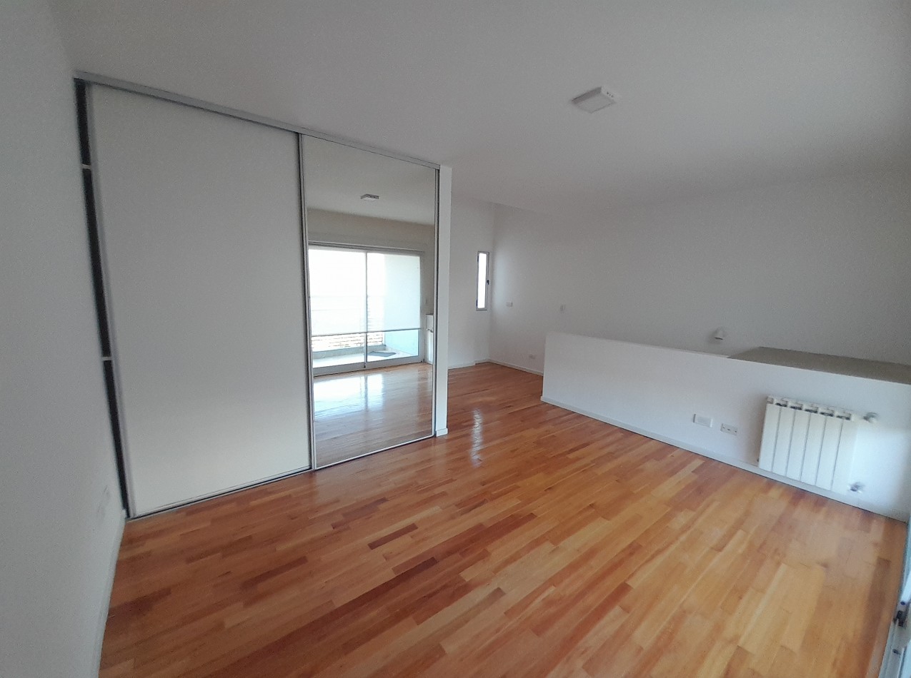 Espectacular departamento de 2 amb al frente en duplex c/2 balcones y cochera.