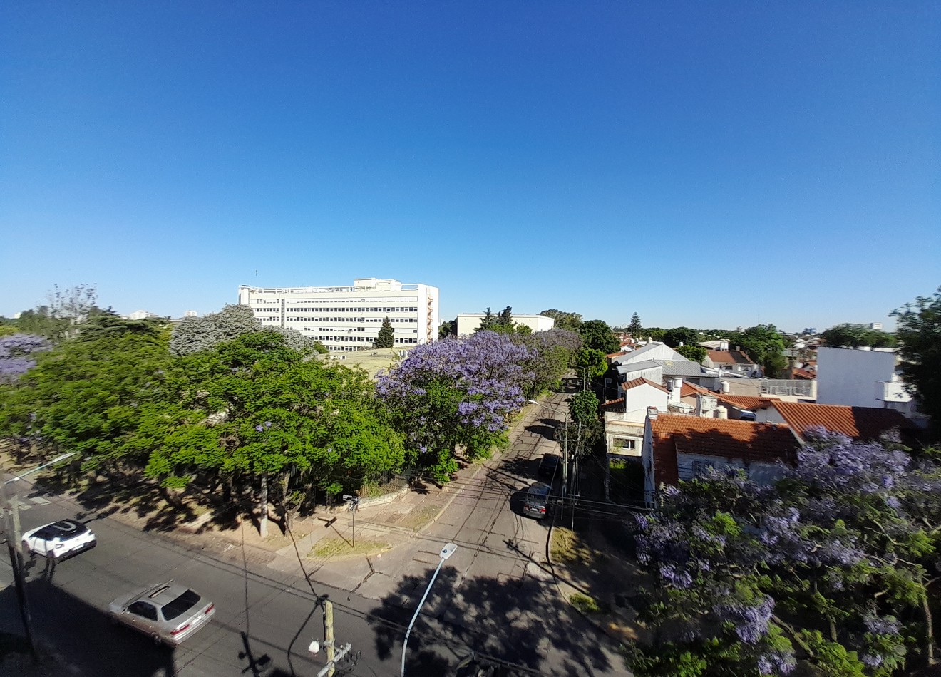 Espectacular departamento de 2 amb al frente en duplex c/2 balcones y cochera.