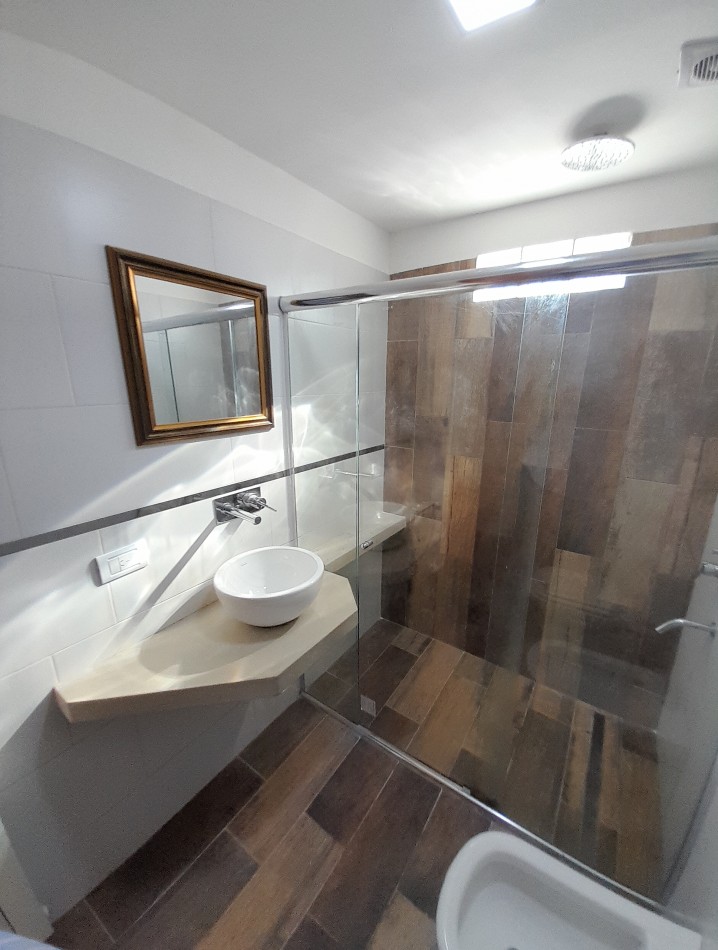 Espectacular departamento de 2 amb al frente en duplex c/2 balcones y cochera.