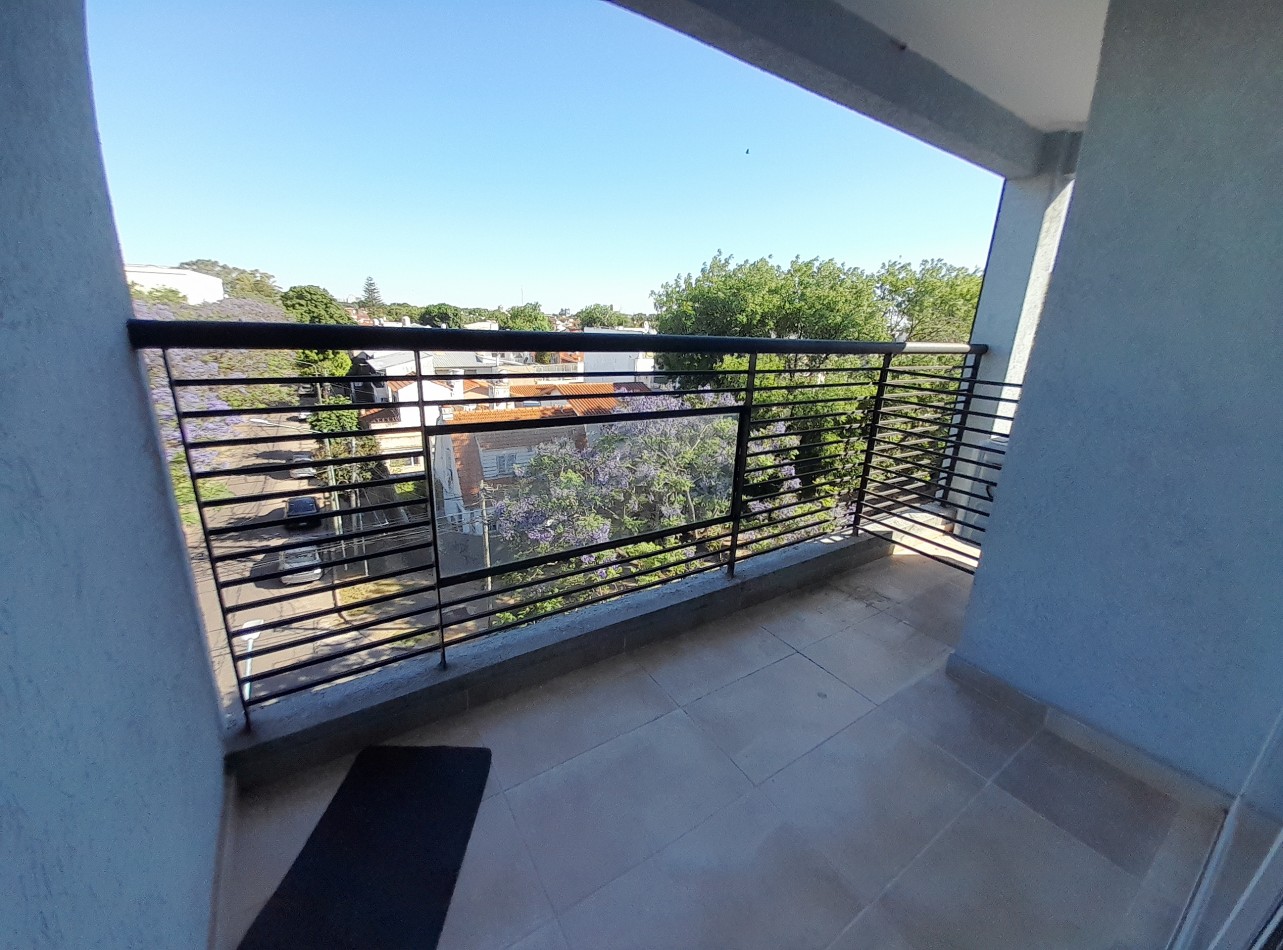Espectacular departamento de 2 amb al frente en duplex c/2 balcones y cochera.
