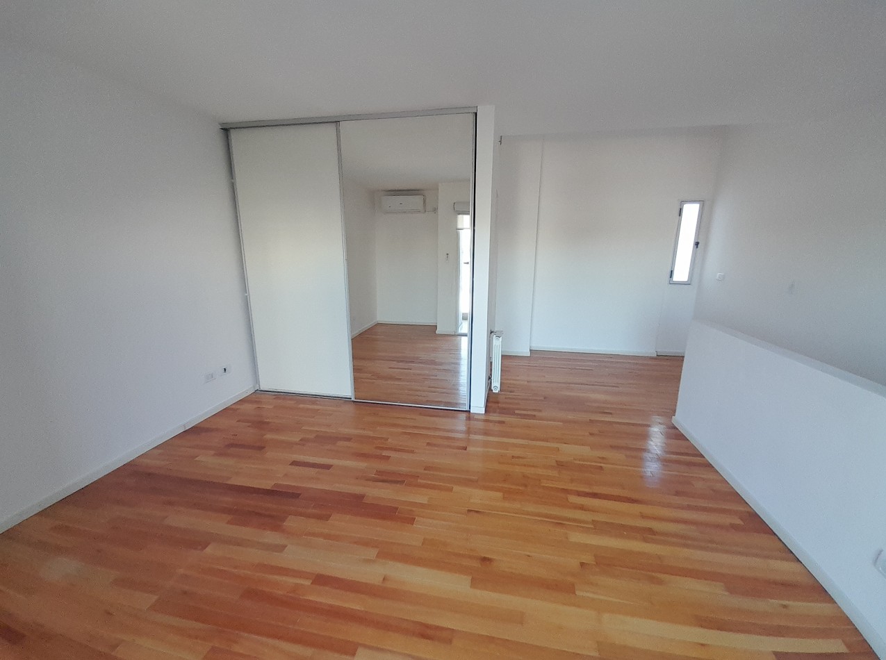 Espectacular departamento de 2 amb al frente en duplex c/2 balcones y cochera.