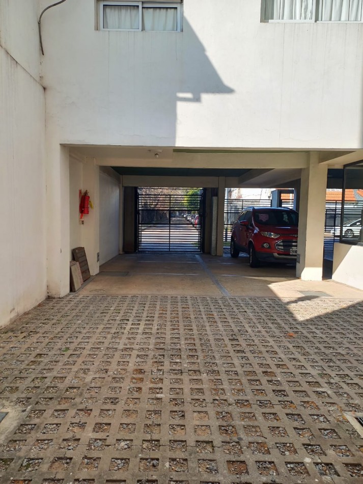 Espectacular departamento de 2 amb al frente en duplex c/2 balcones y cochera.