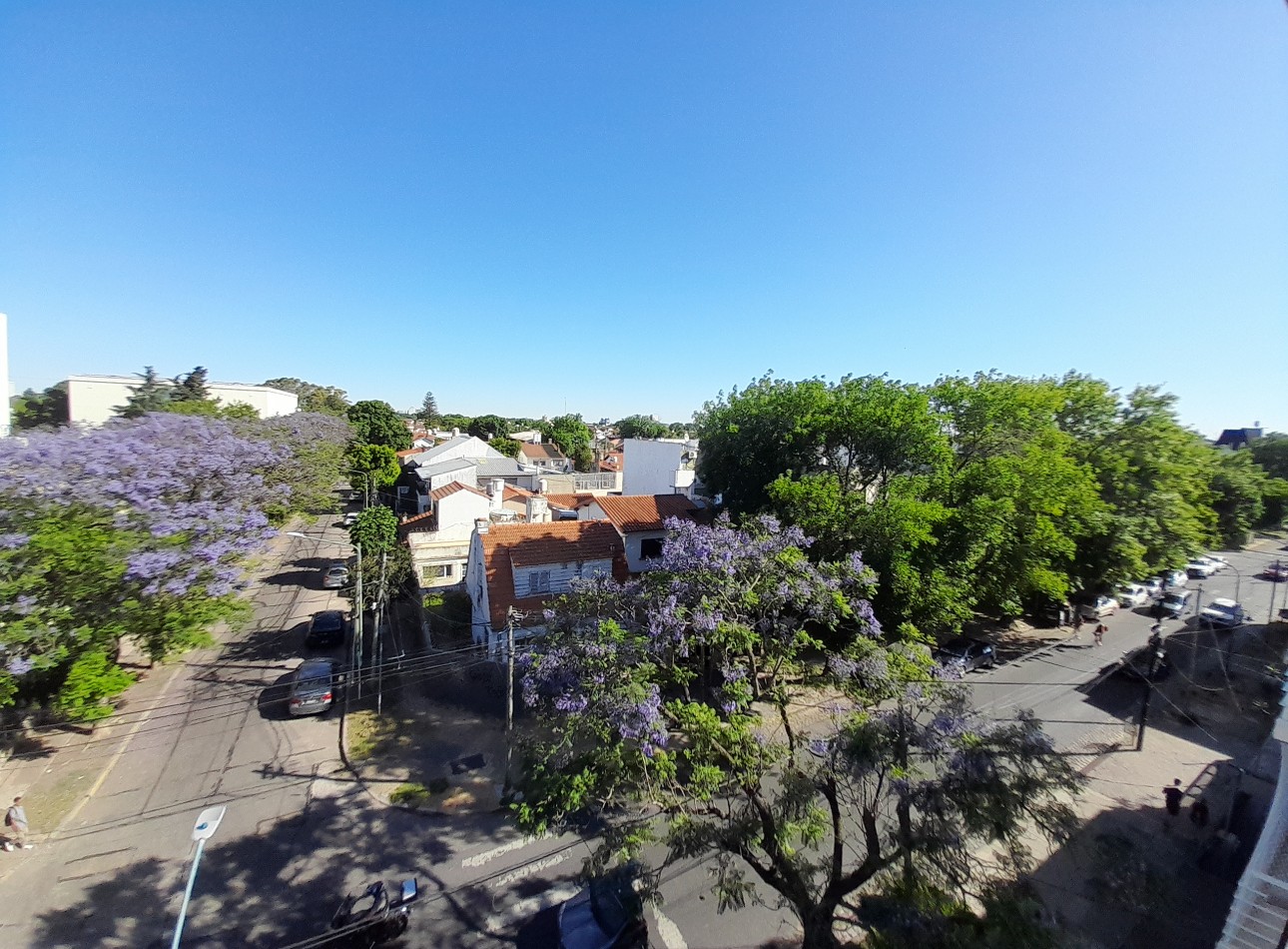 Espectacular departamento de 2 amb al frente en duplex c/2 balcones y cochera.