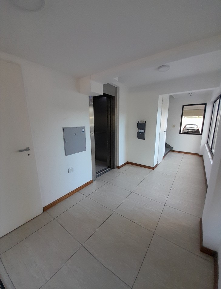 Espectacular departamento de 2 amb al frente en duplex c/2 balcones y cochera.