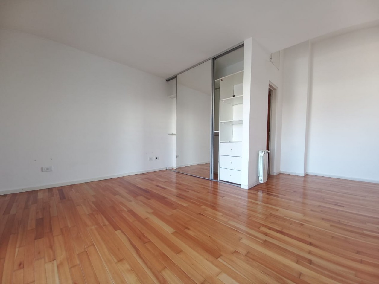 Espectacular departamento de 2 amb al frente en duplex c/2 balcones y cochera.