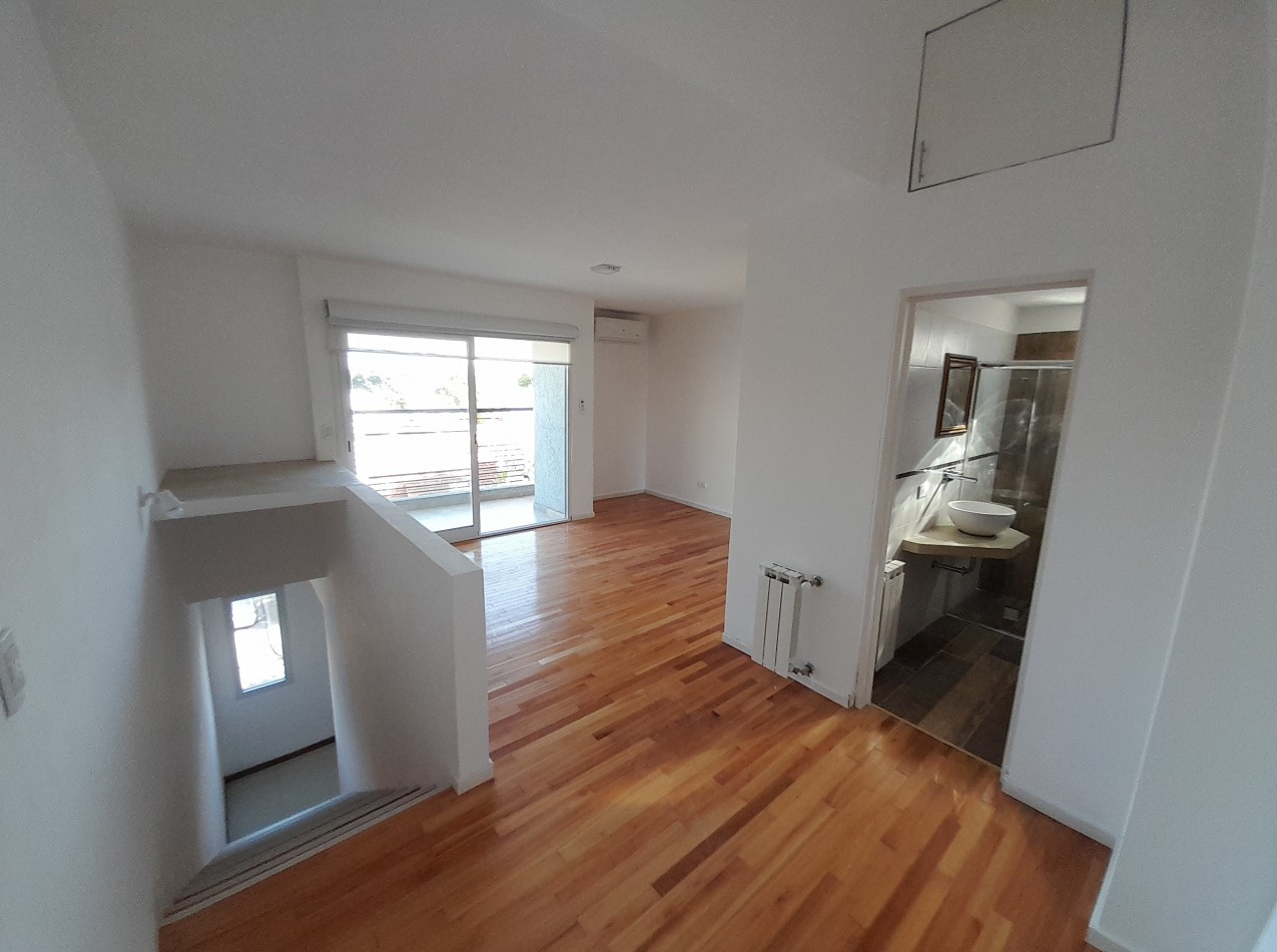 Espectacular departamento de 2 amb al frente en duplex c/2 balcones y cochera.