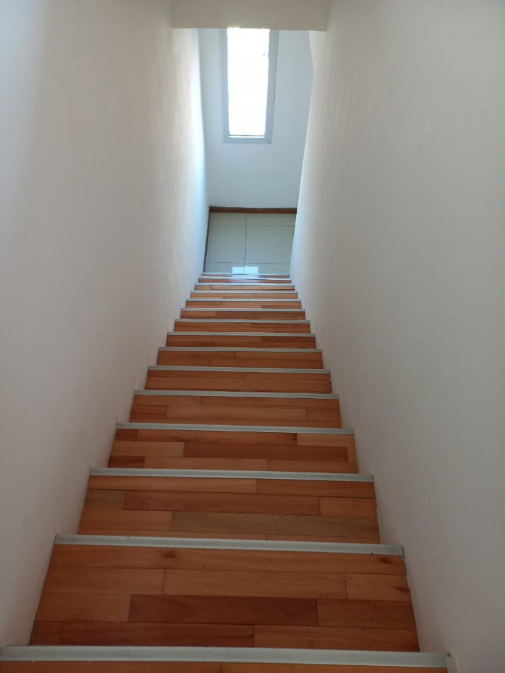 Espectacular departamento de 2 amb al frente en duplex c/2 balcones y cochera.