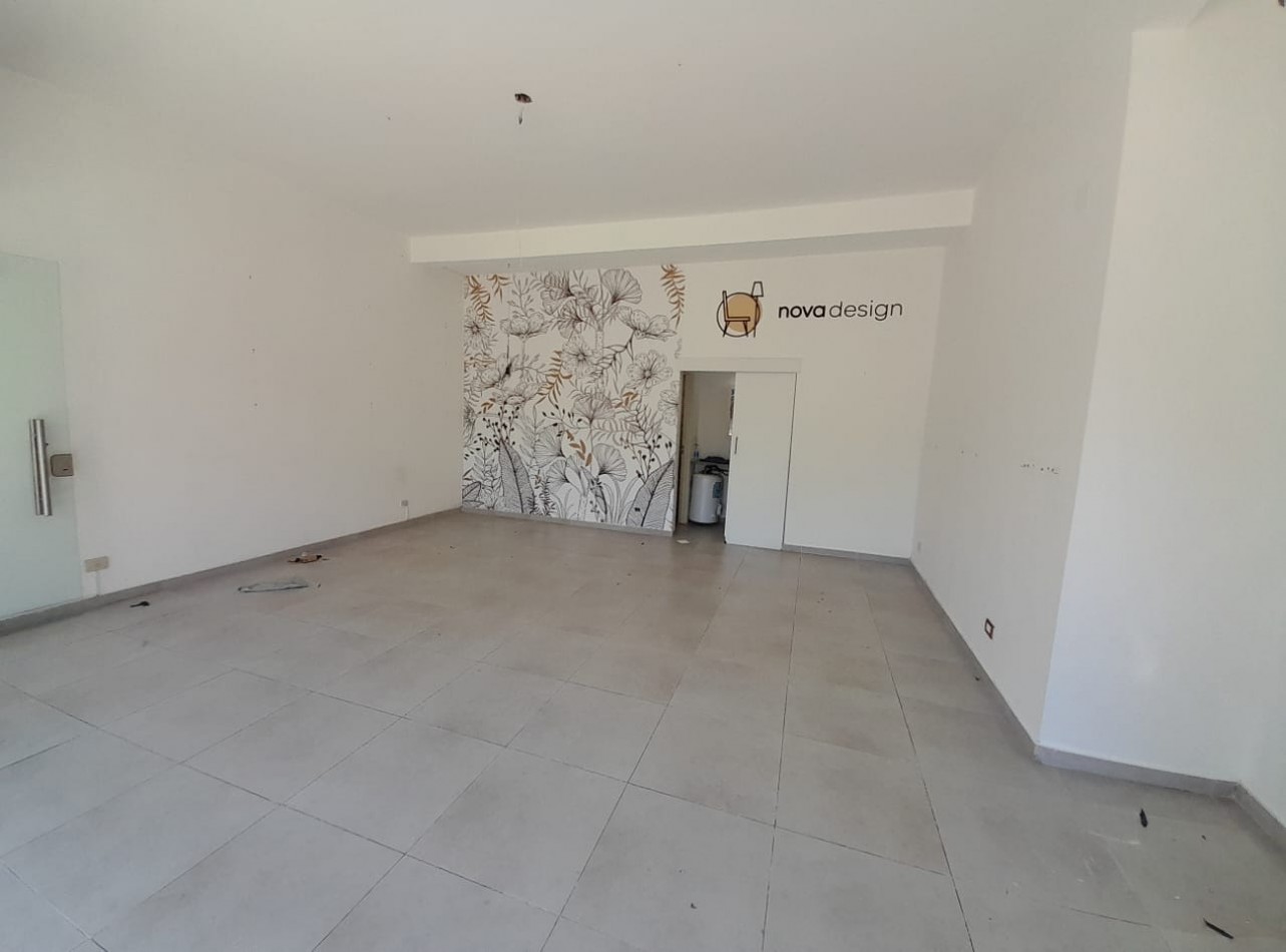 EXCELENTE LOCAL SOBRE CALLE IMPORTANTE EN CENTRO COMERCIAL!!!!!