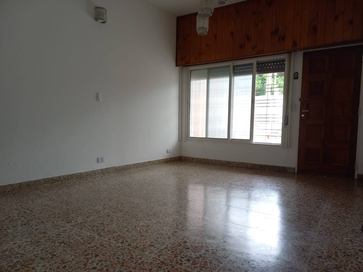 TERRENO DE 8.66 X 37MTS CON CASA 2/3 AMB MAS DEPENDENCIA. POSIBILIDADES DE AMPLIACION.