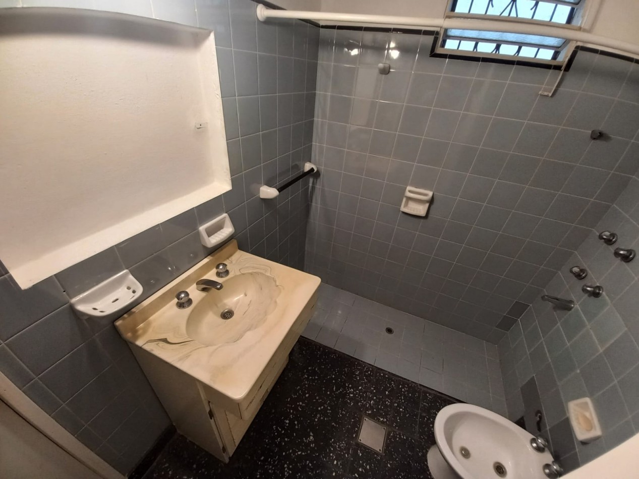 TERRENO DE 8.66 X 37MTS CON CASA 2/3 AMB MAS DEPENDENCIA. POSIBILIDADES DE AMPLIACION.