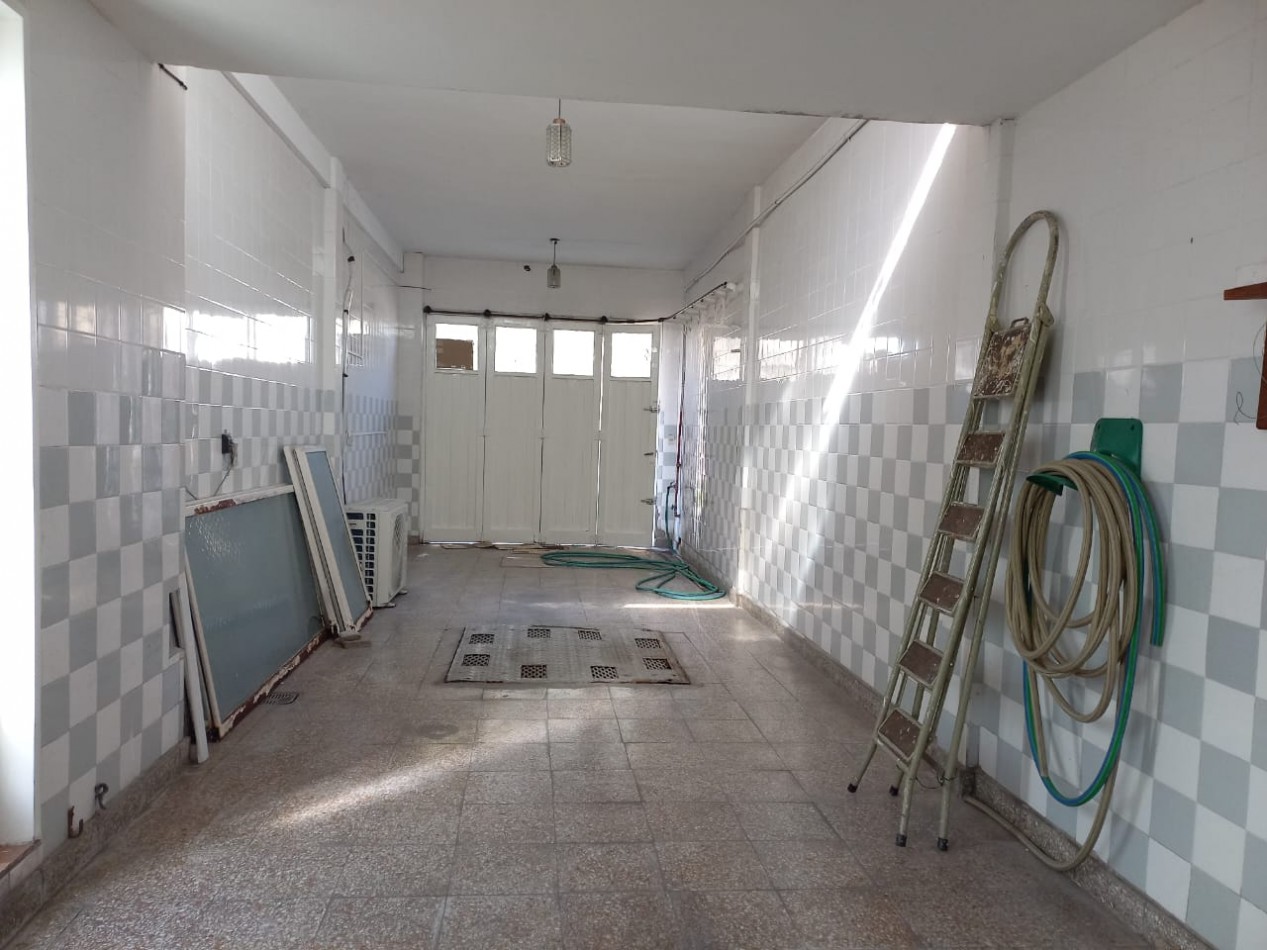 MUY BUENA CASA EN 2 PLANTAS CON PATIO, COCHERA Y TERRAZA!!! IDEAL ACTUALIZAR